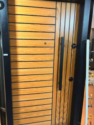 نصب حرفه‌ای درب‌ها در محل پروژه